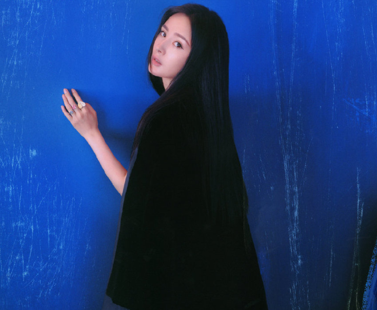 杨幂|杨幂新封面出炉，蓝色油画大片尽显高贵冷艳，颜值绝美不像33岁