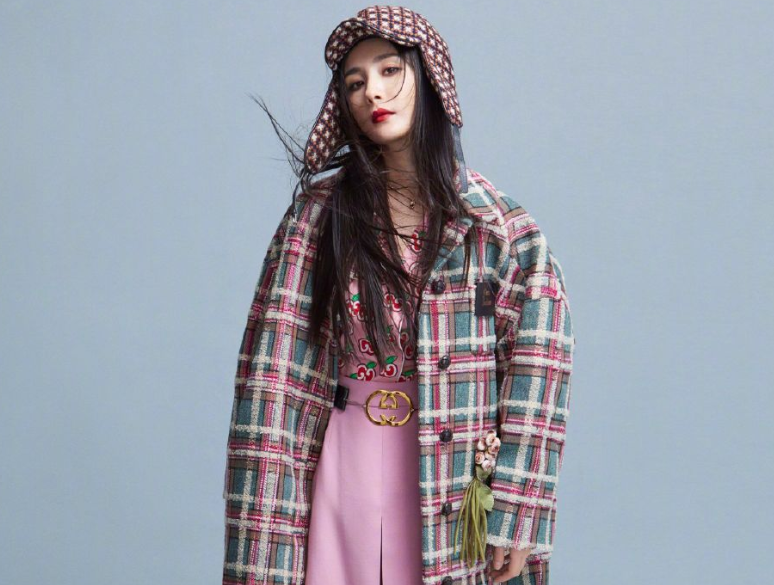 杨幂|杨幂新封面出炉，蓝色油画大片尽显高贵冷艳，颜值绝美不像33岁