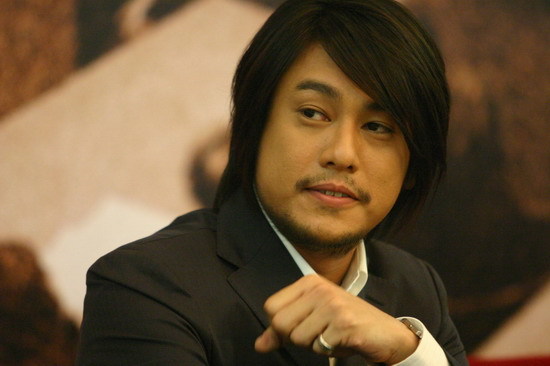 朱孝天与妻子甜蜜出游,减肥成功帅出新高度,与妻子甜蜜如初