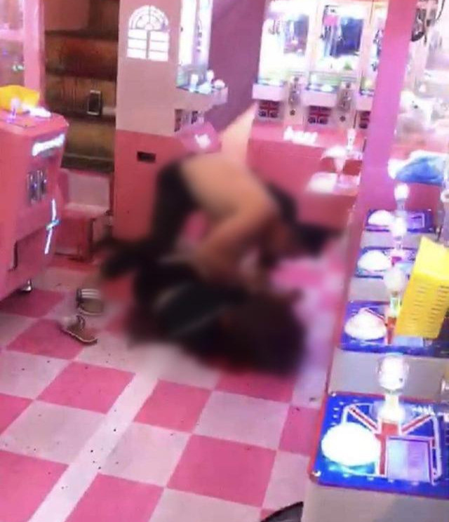 有人认出这个年轻的女孩正是22岁网红陈巧丰,在抖音上有40多万粉丝300