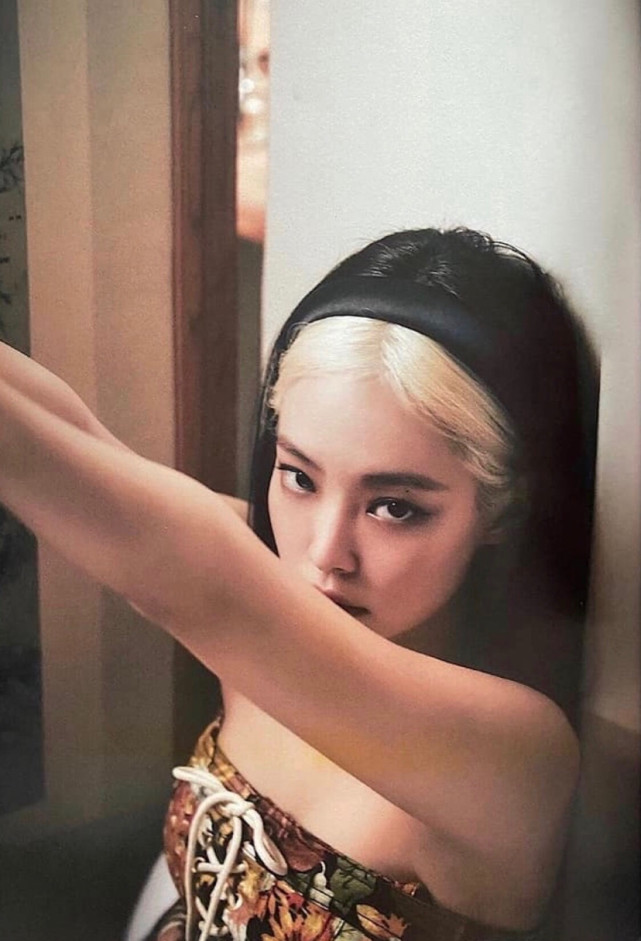 blackpink jennie我在等她重新以一袭红衣称霸舞台