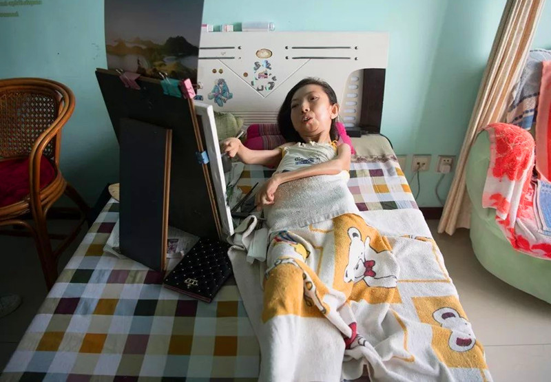 女孩瘫痪在床,自学绘画34年,网友:真正的艺术家!