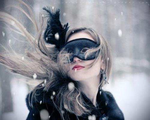 戴着面具的游戏人生