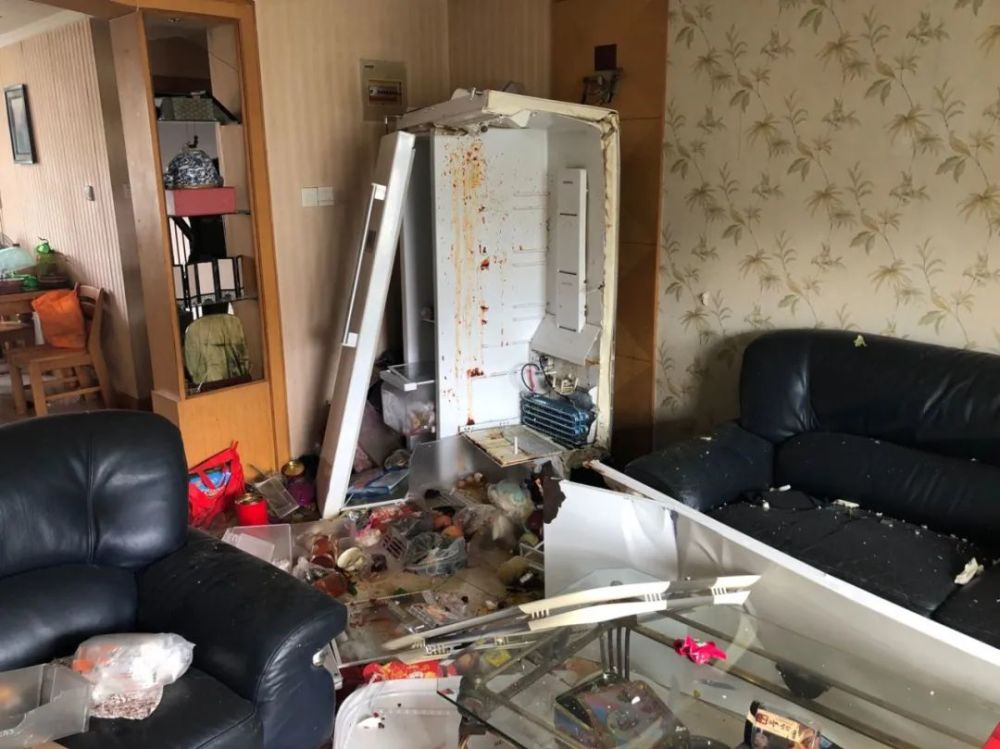 睡梦中,合肥一市民家中冰箱突然爆炸!阳台门被震碎!_腾讯新闻