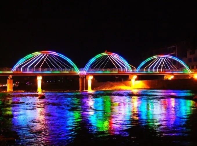 横跨穿城而过的泾阳河上的彩虹桥,灯光变幻,大桥犹如彩虹飘飘,美轮美