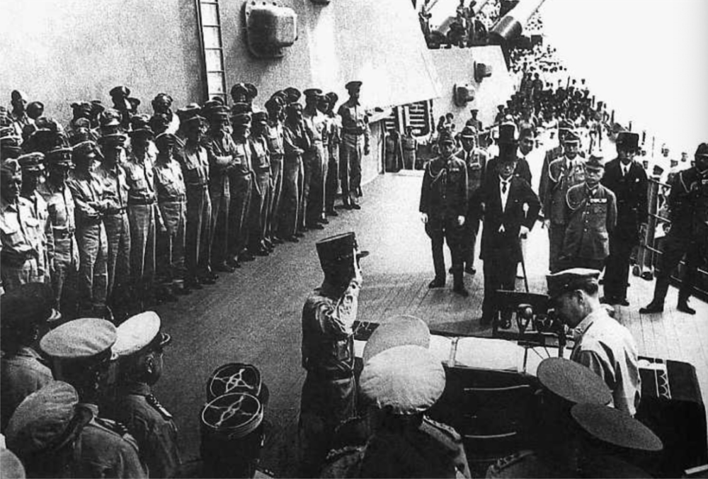 1945年9月2日,在"密苏里"号军舰上举行日本向同盟国投降仪式.
