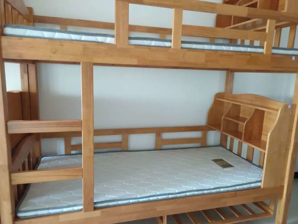 三十五中学住宿环境:宿舍为4人间,上床下桌.