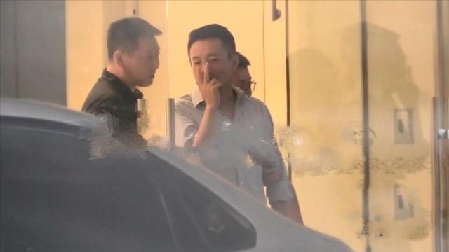 汪小菲|汪小菲深夜借酒消愁？因嫌大S不工作被吐槽，老婆贱卖豪宅疑破产
