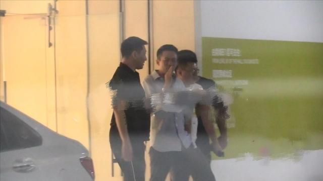 汪小菲|汪小菲深夜借酒消愁？因嫌大S不工作被吐槽，老婆贱卖豪宅疑破产