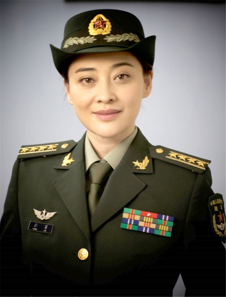 一袭军装,毫无违和感,飒爽英姿军人出身的梅婷,此次可以说是本色出演