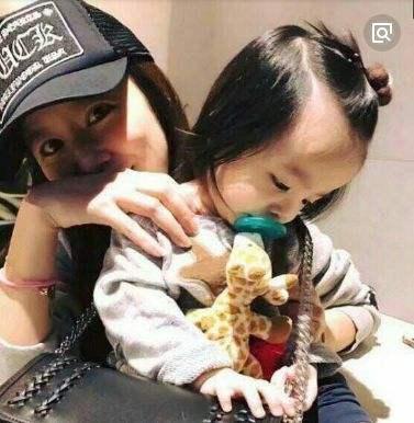 林心如|林心如霸气回应离婚传言，小海豚露正脸，霍建华视为掌上明珠