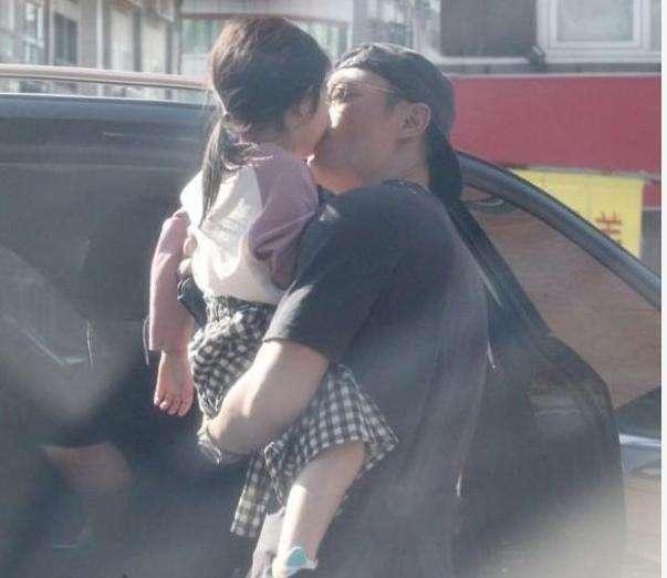 林心如|林心如霸气回应离婚传言，小海豚露正脸，霍建华视为掌上明珠