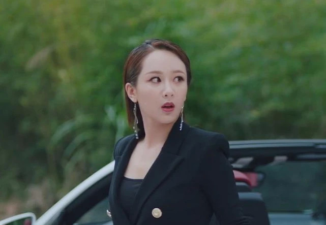 杨紫|杨紫为演女总裁梳起刘海，离开刘海后，网友：看得出快30岁了