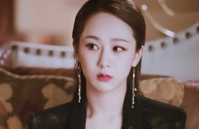 杨紫|杨紫为演女总裁梳起刘海，离开刘海后，网友：看得出快30岁了
