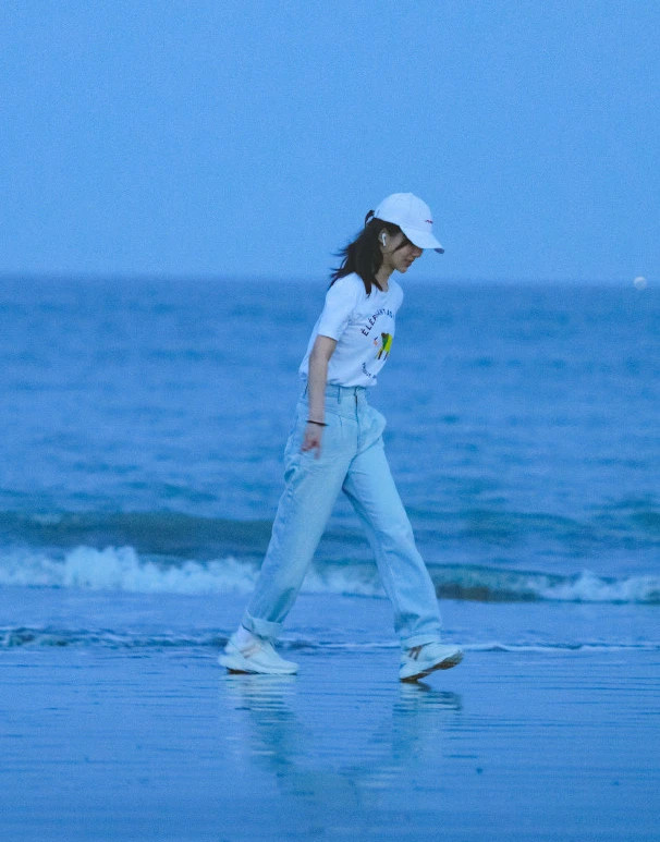 杨紫|杨紫为演女总裁梳起刘海，离开刘海后，网友：看得出快30岁了