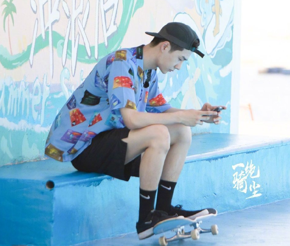 王一博活动途中被抓拍,看清他未经ps的腿型,难怪女生都想减肥