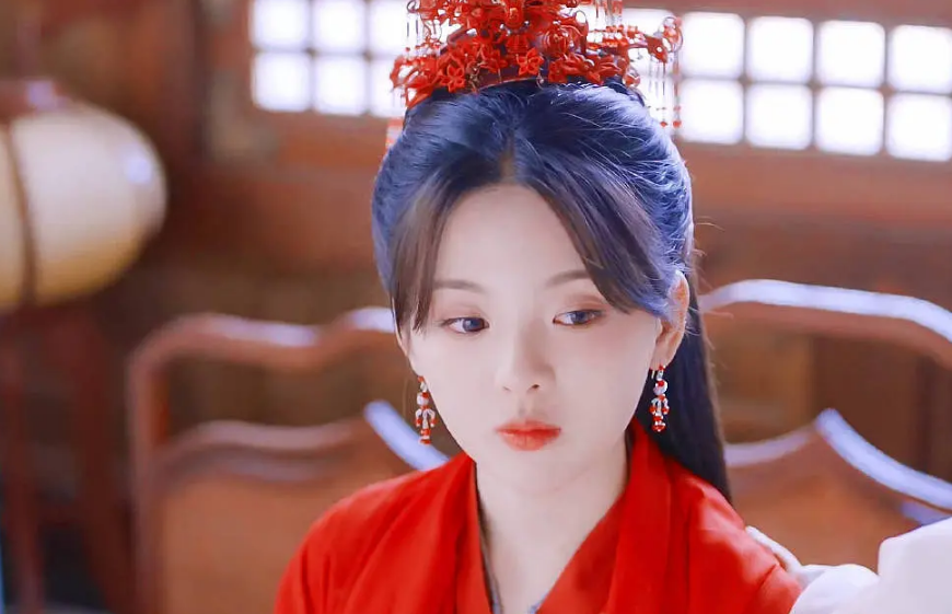 有一种惊艳叫做杨超越穿上嫁衣,婚服造型美出新高度