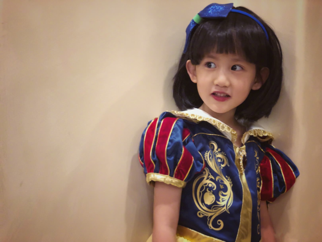 黄磊二女儿"整容式"变美,颜值反超姐姐!二胎都靠妈妈给"开挂"?