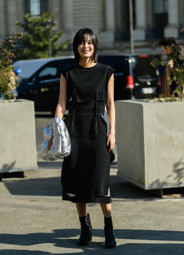 辛芷蕾穿衣没季节界限连衣裙配羽绒包一身打扮两种温度