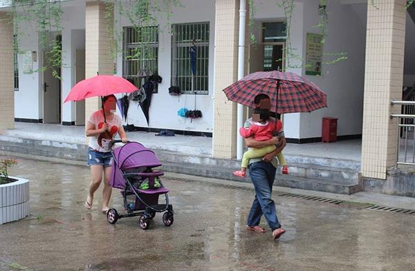 奶奶帶娃遇下雨天,把孫女放買菜小推車裡避雨,孩子的表情太萌了