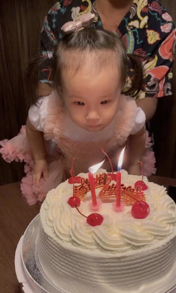 欧弟|欧弟罕见晒祖孙三代同框，母亲妻子女儿齐出镜，婆媳相处融洽