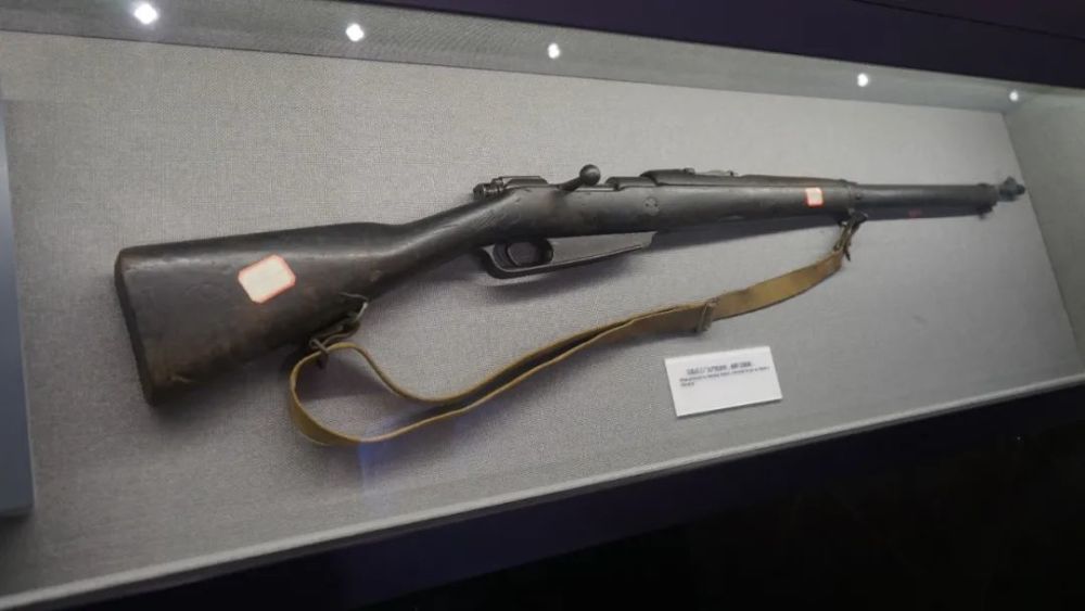 1947年,某国民党军队的士兵装备手枪礼品枪毛瑟驳壳枪抗战期间某兵