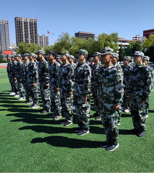 軍營的生活,最磨練品格和意志,也是鄂爾多斯東聯現代高級中學高一