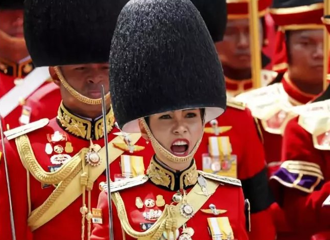 玛哈·哇集拉隆功|从护士到贵妃再到阶下囚，如今又逆袭夺回称号，这个泰妃不简单