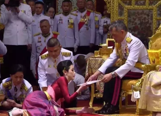 玛哈·哇集拉隆功|从护士到贵妃再到阶下囚，如今又逆袭夺回称号，这个泰妃不简单