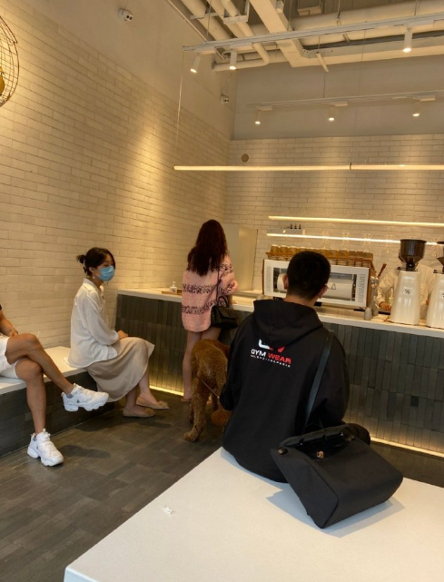 霍思燕|杜江夫妇逛街被偶遇，霍思燕穿着粉嫩大玩下衣失踪，人群中超显眼