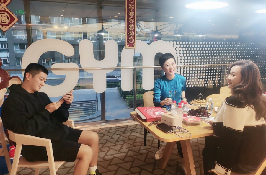 霍思燕|杜江夫妇逛街被偶遇，霍思燕穿着粉嫩大玩下衣失踪，人群中超显眼