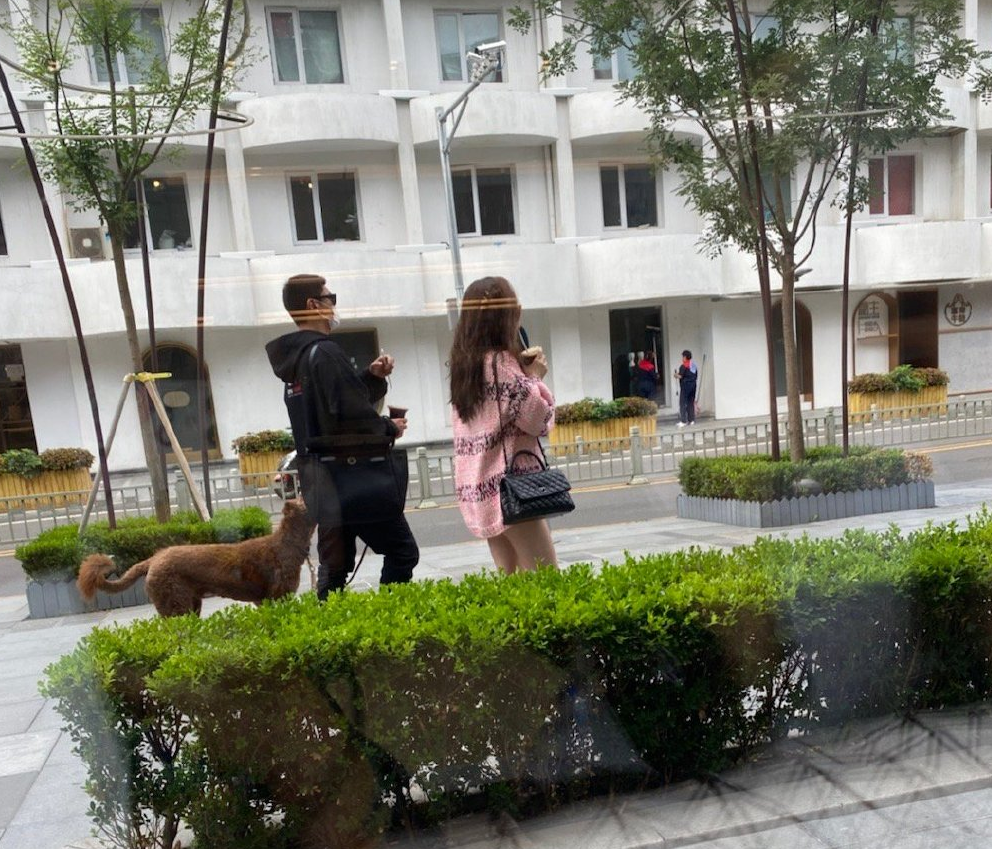 霍思燕|杜江夫妇逛街被偶遇，霍思燕穿着粉嫩大玩下衣失踪，人群中超显眼