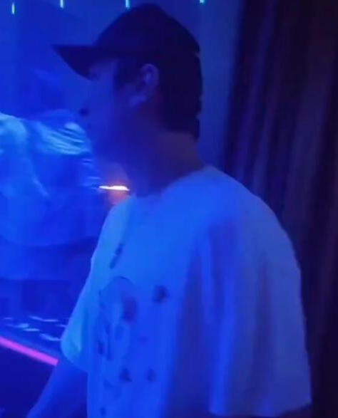 王思聪|王思聪分手后首现身，离开甜仇后风格大变，思聪身材暴瘦与美女互动强颜欢笑