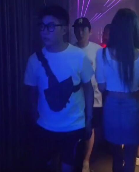 王思聪|王思聪分手后首现身，离开甜仇后风格大变，思聪身材暴瘦与美女互动强颜欢笑