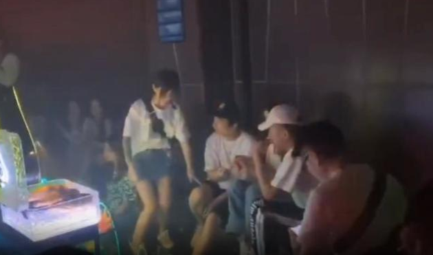 王思聪|王思聪分手后首现身，离开甜仇后风格大变，思聪身材暴瘦与美女互动强颜欢笑