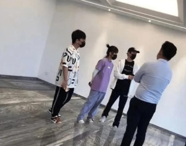王思聪|王思聪分手后首现身，离开甜仇后风格大变，思聪身材暴瘦与美女互动强颜欢笑