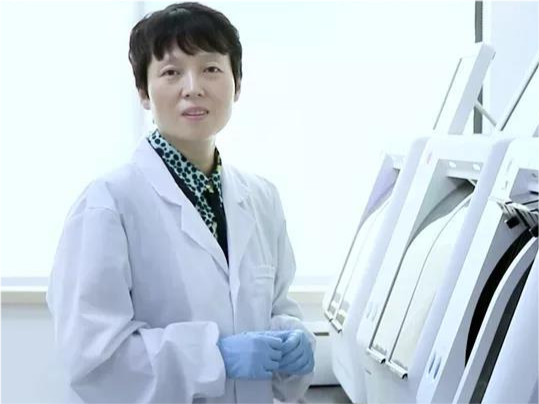 明德生物创始人,华中科技大学校友陈莉莉通过直播平台,讲述了她从医生