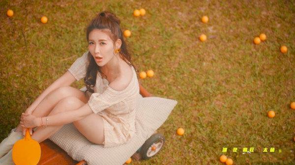罗志祥|罗志祥疑似回应点赞美女，衣服上印“关你屁事”，发试水视频有深意