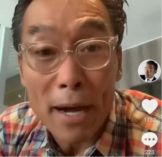 55岁"加钱哥"近照,说话时皱纹横生,身材仍保持线条完美|郑浩南|周润发