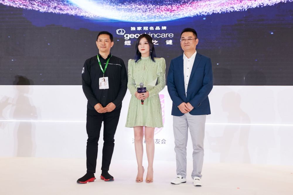 赵薇|赵薇久违露面，造型土气显得脖子短脸很大，浪费了她的美貌