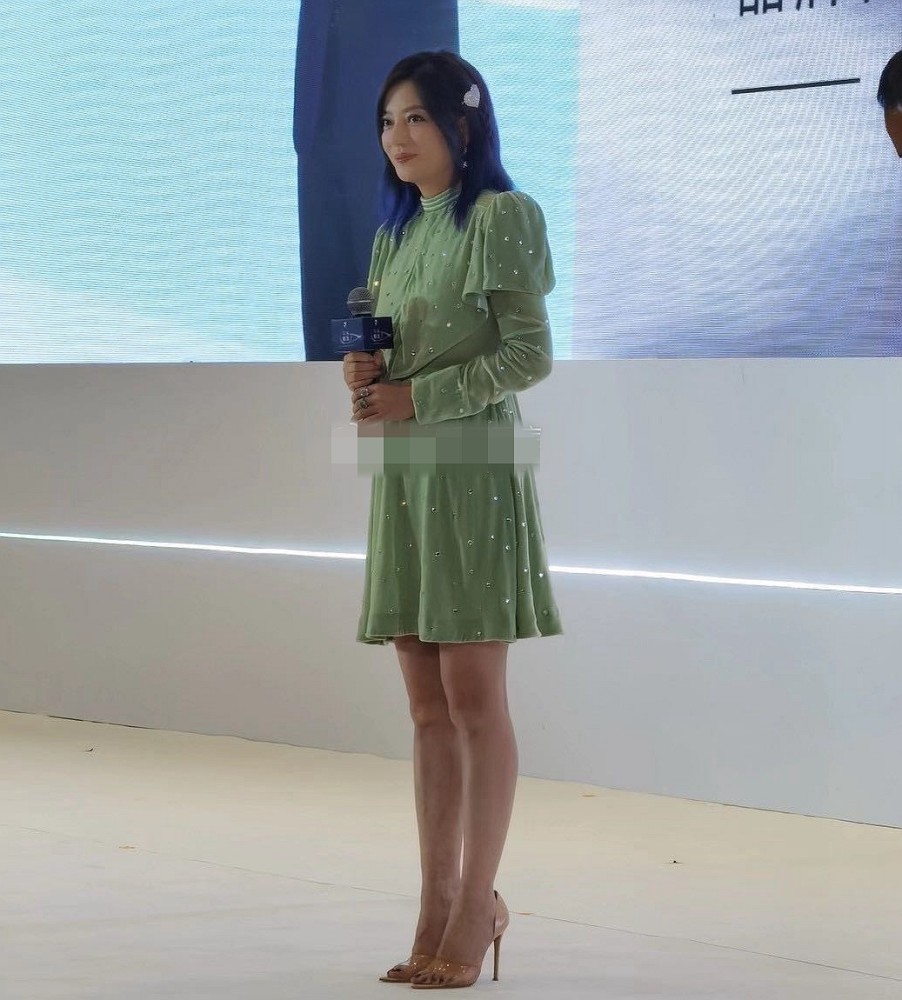 赵薇|赵薇久违露面，造型土气显得脖子短脸很大，浪费了她的美貌