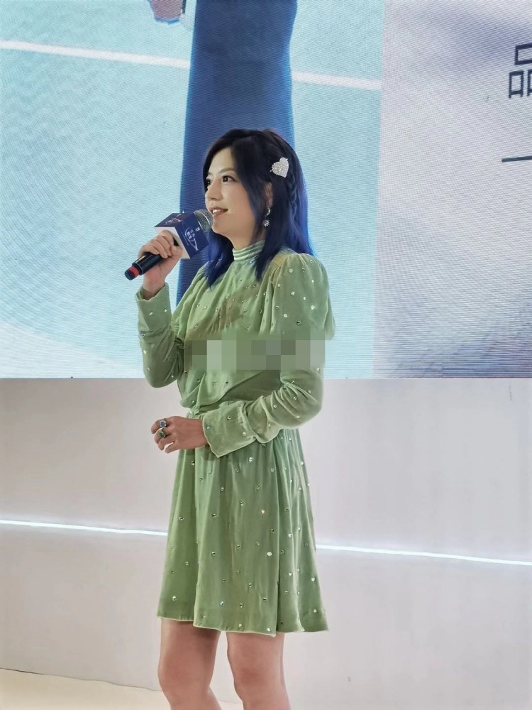 赵薇|赵薇久违露面，造型土气显得脖子短脸很大，浪费了她的美貌