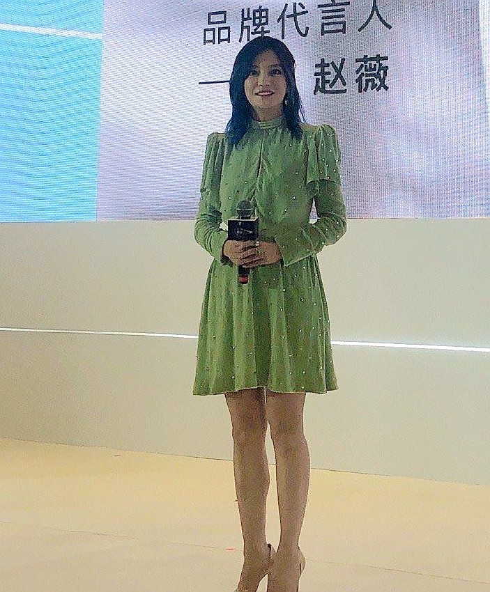 赵薇|赵薇久违露面，造型土气显得脖子短脸很大，浪费了她的美貌