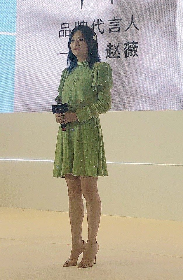 赵薇|赵薇久违露面，造型土气显得脖子短脸很大，浪费了她的美貌