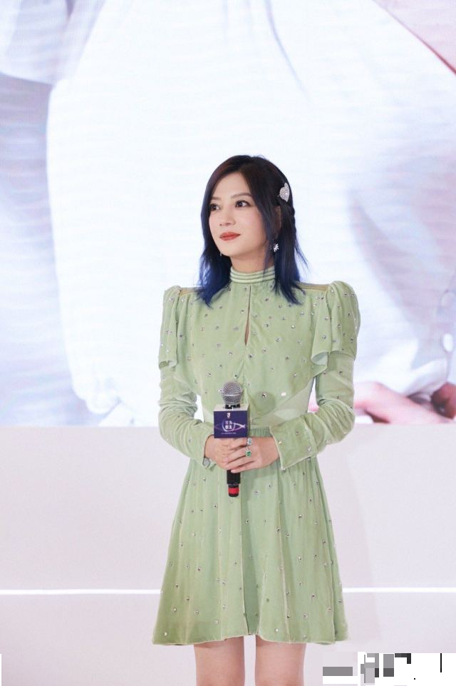 赵薇|赵薇久违露面，造型土气显得脖子短脸很大，浪费了她的美貌