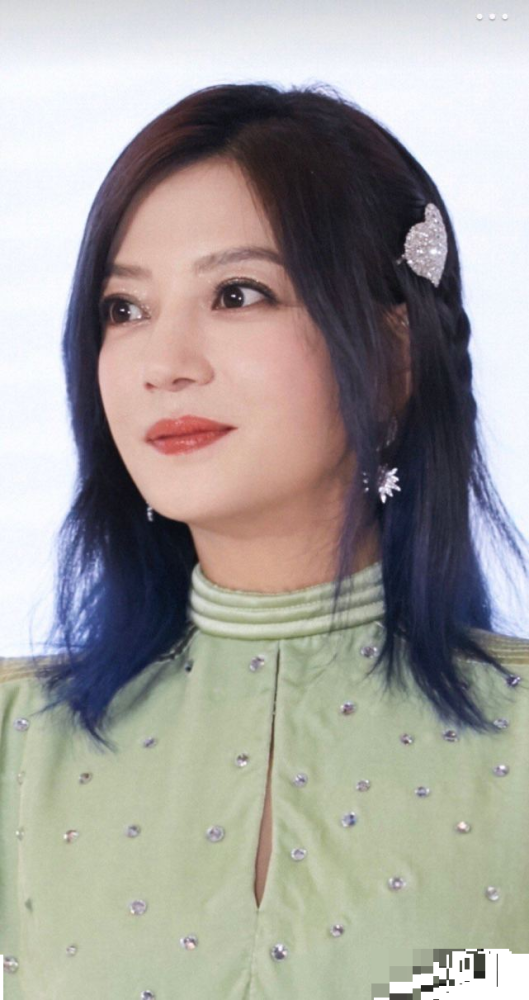 赵薇|赵薇久违露面，造型土气显得脖子短脸很大，浪费了她的美貌