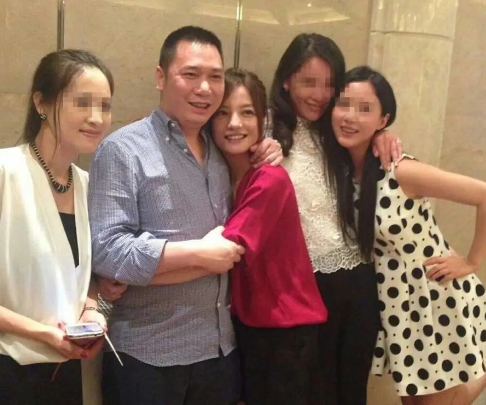 赵薇|赵薇久违露面，造型土气显得脖子短脸很大，浪费了她的美貌