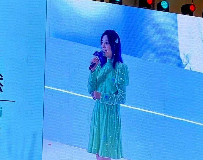 赵薇|赵薇久违露面，造型土气显得脖子短脸很大，浪费了她的美貌
