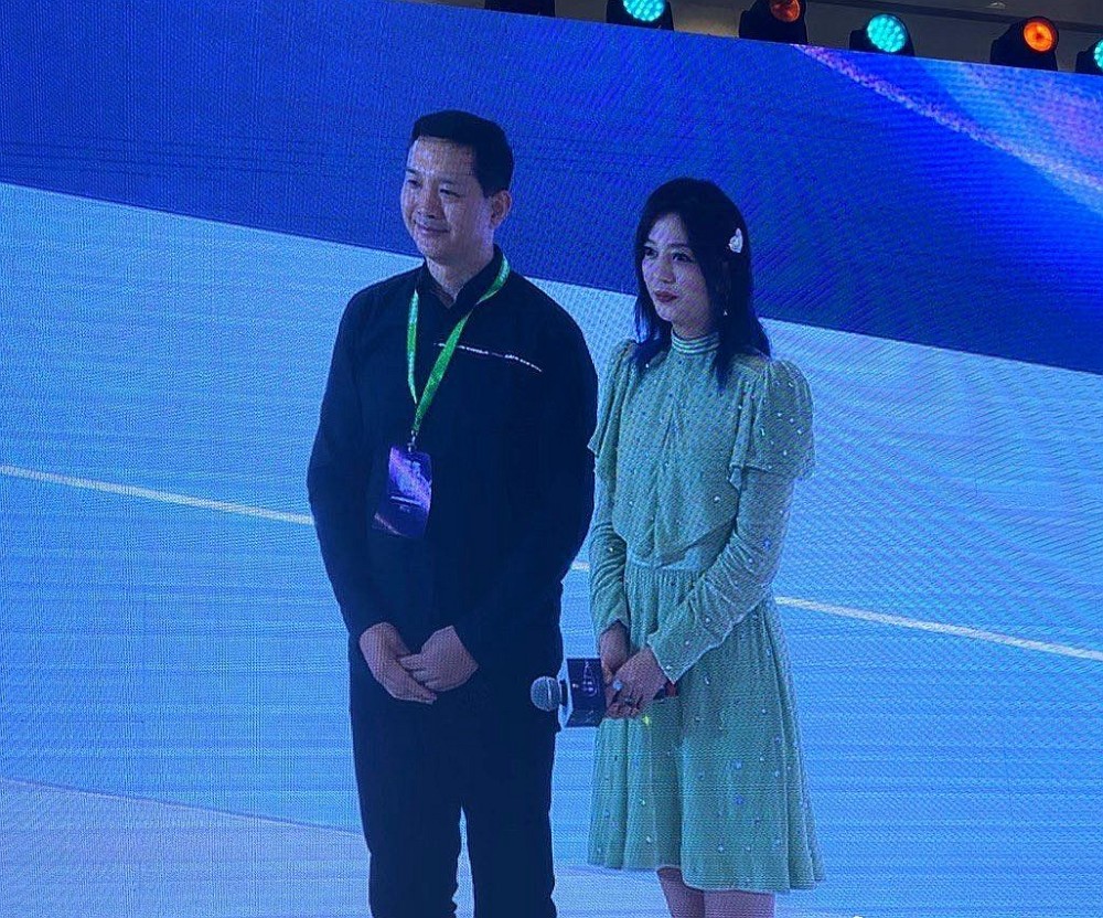 赵薇|赵薇久违露面，造型土气显得脖子短脸很大，浪费了她的美貌