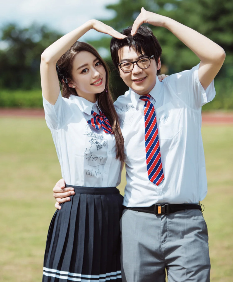 吉娜|吉娜晒与老公郎朗恩爱同框，夫妻俩身穿校服宛若热恋中的小情侣